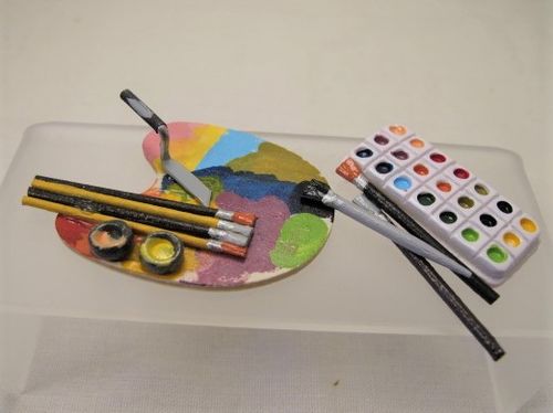 Malerpalette mit Pinsel, Spachtel und Farbe