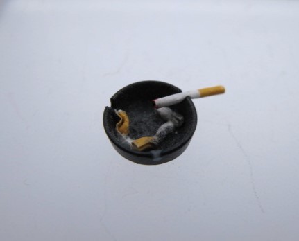 Aschenbecher mit Zigaretten